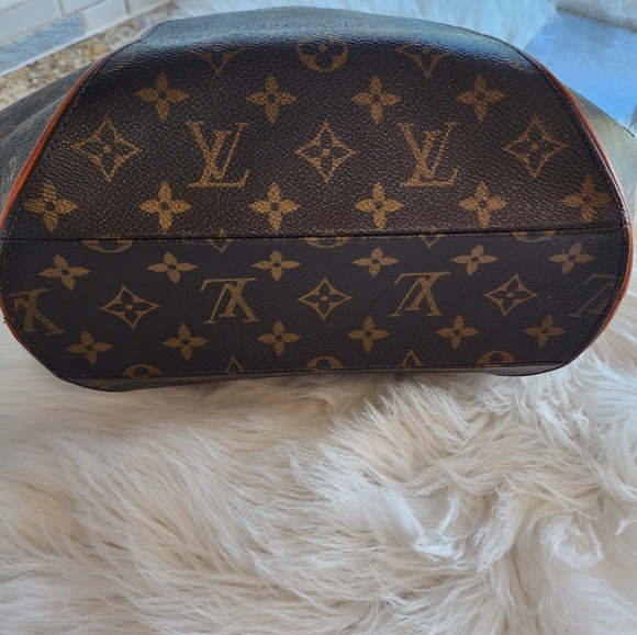 Louis Vuitton Ellipse MM Monogrammed Bag - Picture 11 of 13